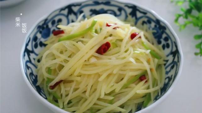 酸辣土豆丝|炒土豆丝，这3种调味料是关键，用对了，厨艺不好也能炒好吃