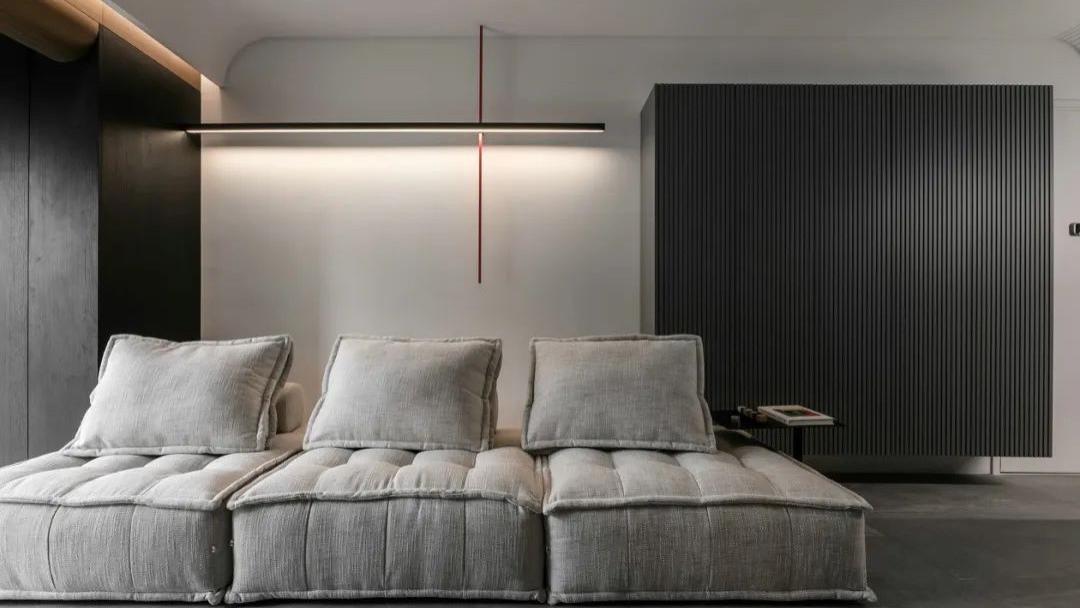 小花园+迂回动线，这个65m2黑白灰空间，越看越高级！