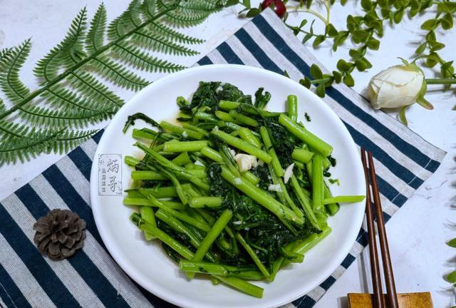 茼蒿|深秋了，少吃黄瓜豆芽多吃它，正陆续上市头茬最鲜嫩，营养又好吃