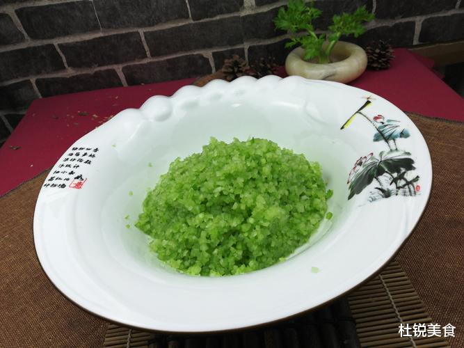 好吃的芹菜肉水饺怎么调馅,如何才能皮薄馅多不透水 好吃的芹菜肉水饺怎么调馅,如何才能皮薄馅多不透水
