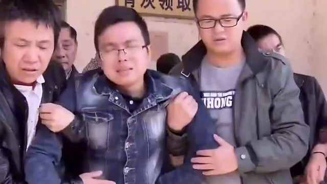 蓦然一牟 两个儿子相继去世，小儿子又被查出癌症，父母伤心过度跳河自尽！