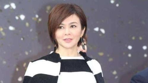 穿衣搭配|关之琳早就该剪这个短发了，穿条纹套装裙减龄不止10岁，气质惊艳