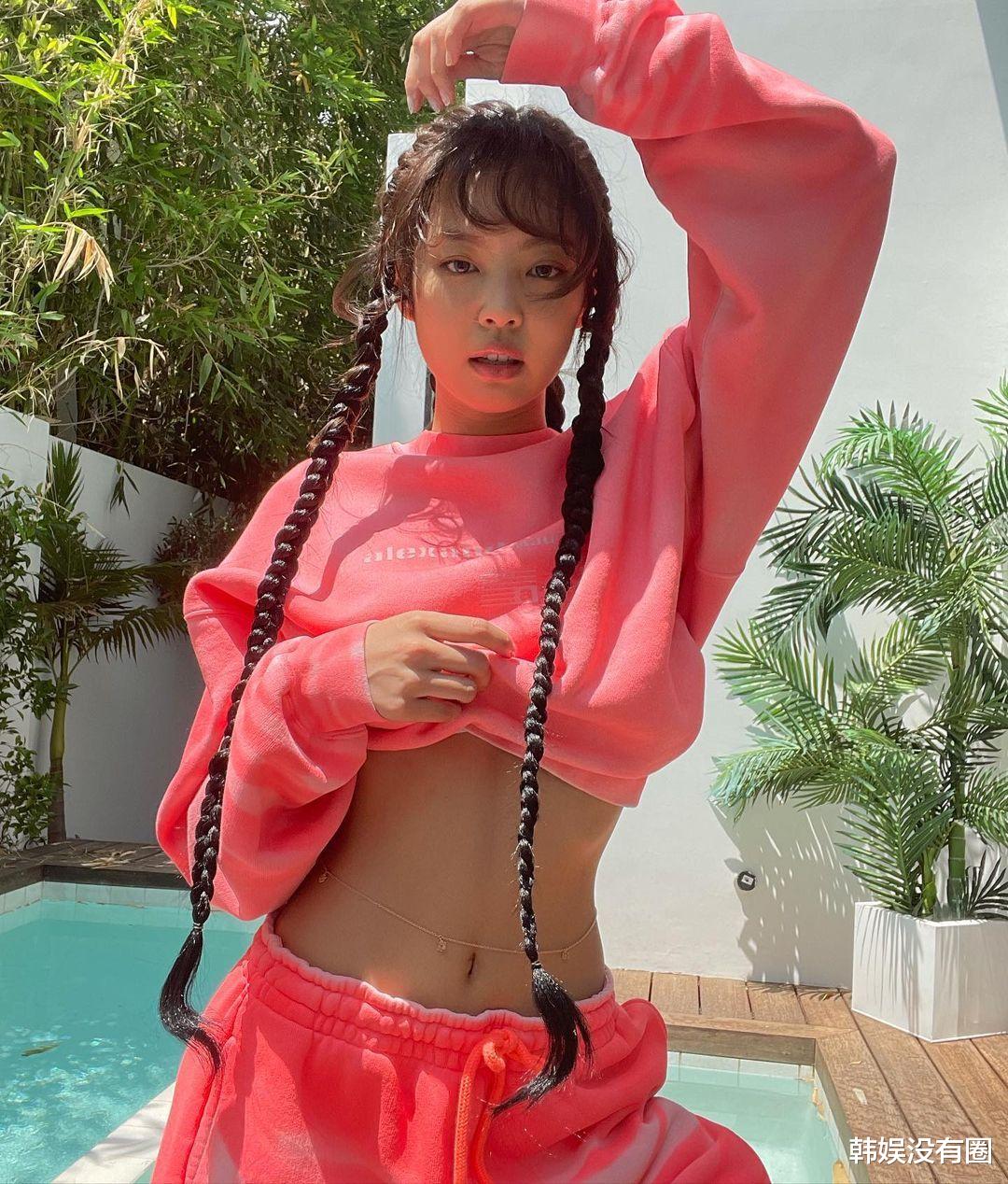 Jennie金智妮晒“返韩”近况,大秀性感腰肢,双麻花辫吸睛