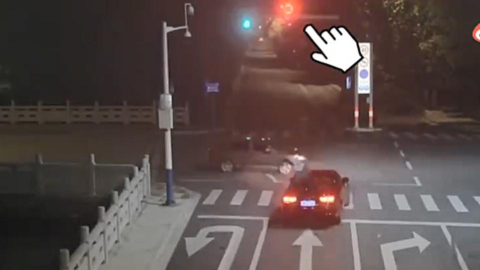 疾驰的辉腾|江苏苏州：常熟市一路口两台轿车猛烈相撞，事故原因则和闯红灯有关
