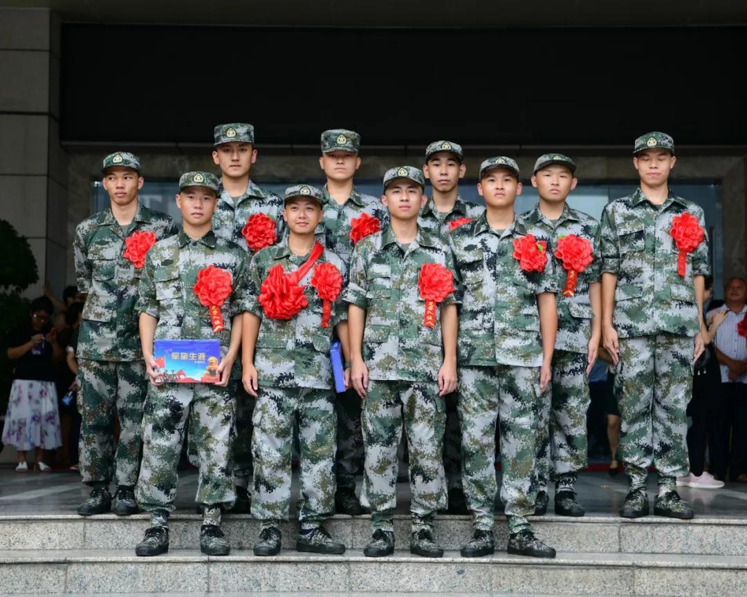 在中国，入伍的新兵第一顿吃的是啥？退伍前最后一顿又吃的啥？