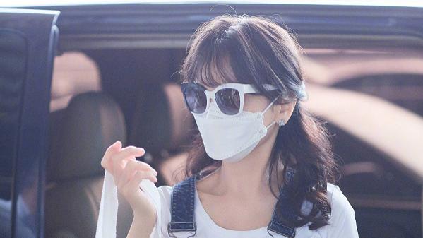 西装 66岁赵雅芝真会扮“嫩”，背带裤不惧年龄压力，同龄人赶快学起来