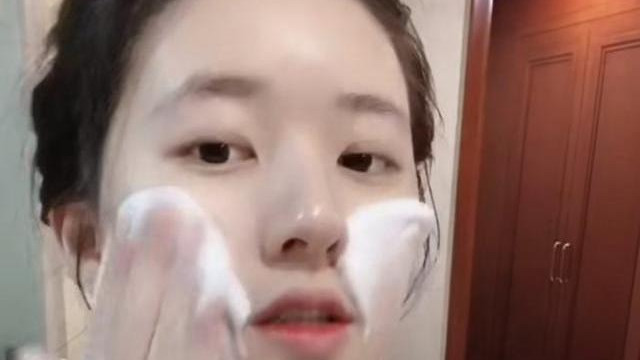 刚打湿脸就用洗面奶？怪不得肌肤渐渐粗糙，来看看正确的洗脸方法！