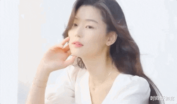 法拉利 30年前为嫁给富豪，持续用美容仪抗老护肤的村姑，现今变成啥样了