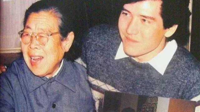 费翔|1982年，22岁的费翔和21岁的叶倩文跪在费翔母亲面前，费翔母亲坚决不同意