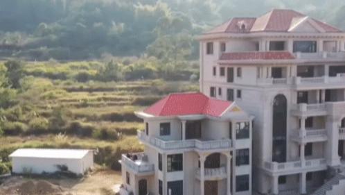 “我家邻居盖了栋豪宅，弄的我家变成了他的厨房…”