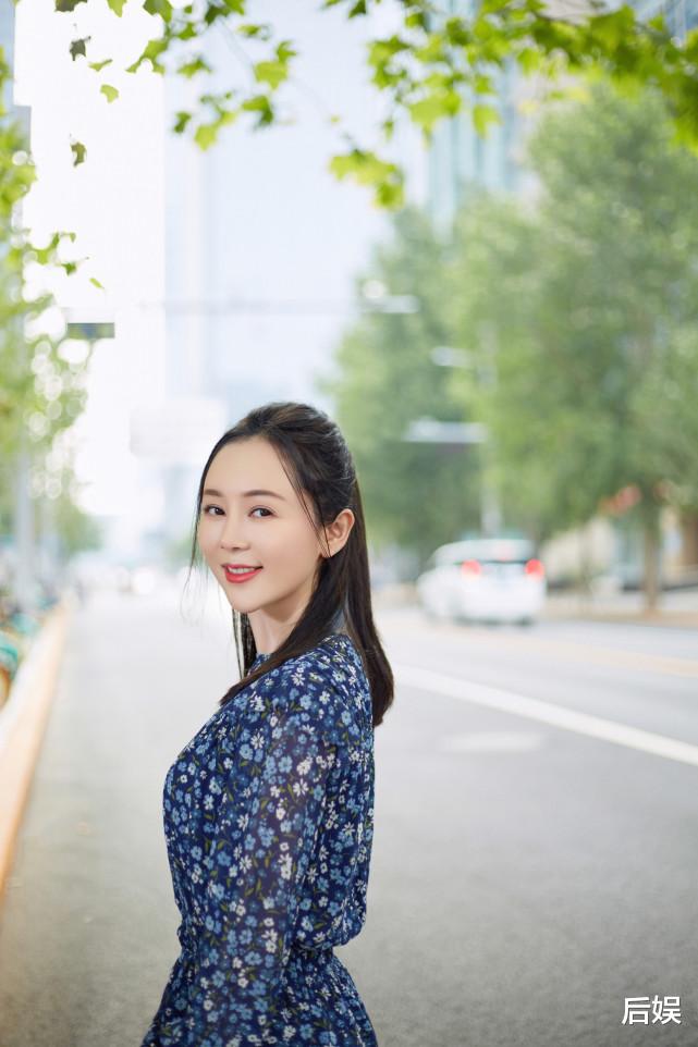 “甜蜜女神”魏新雨,又一组街拍暴光,每一张都是仙气实足