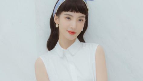 刘海 金晨大晒平刘海造型，白衬衣配蓝裙子，笑容甜美宛如民国大小姐