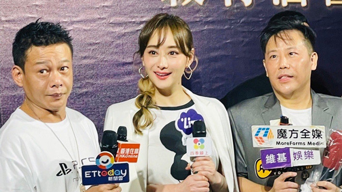 西装 47岁陈德容现身杀青宴心情好，穿西装皮裙秀身材，换刘海马尾变邻家姐姐