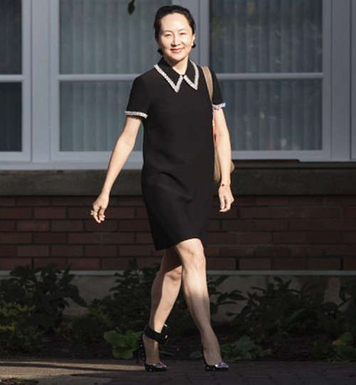 孟晚舟亮相好"时髦,蓝色西装配遮阳帽,走路插兜谈笑风生