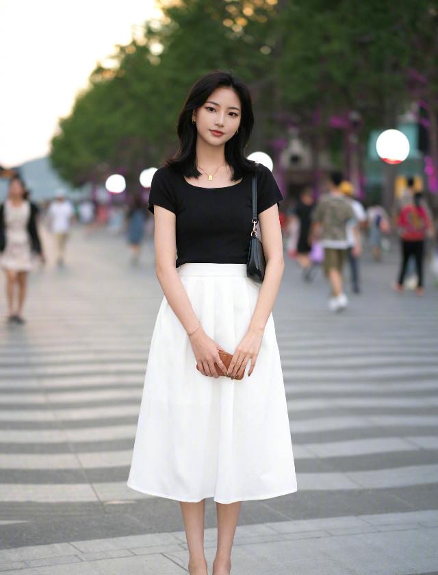 看了这么多的街拍秀,末于晓得T恤的“最高情势”是如许来穿的!