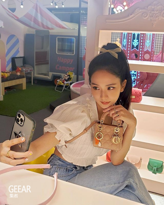 jisoo照片大晒新包包,可爱美甲却意外成热话!