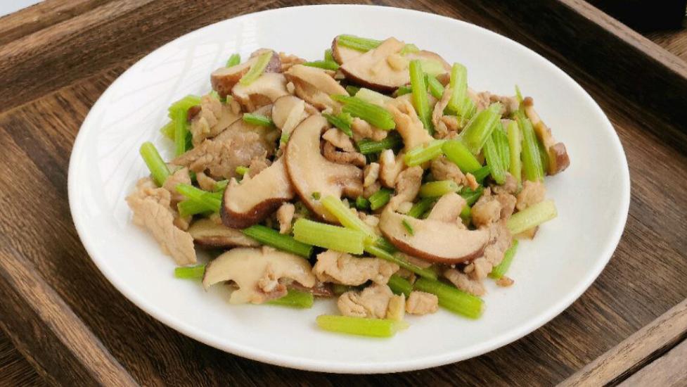 蘑菇|难怪火爆朋友圈，这菜在家就能做，成本8块钱，营养又健康