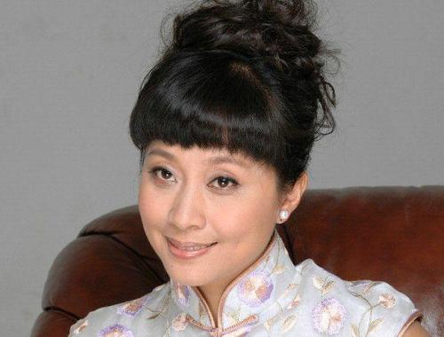 她曾出演过《家有儿女》，因前夫病故而退出娱乐圈！