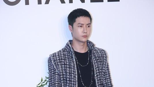 穿衣搭配 王一博短发看起来有点“呆”，但穿小香风外套配银链，时尚感还在