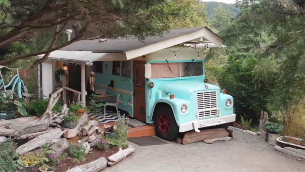 她买下1969年报废校车，将车壳变成13㎡乡下蜗居，网友：是真的服