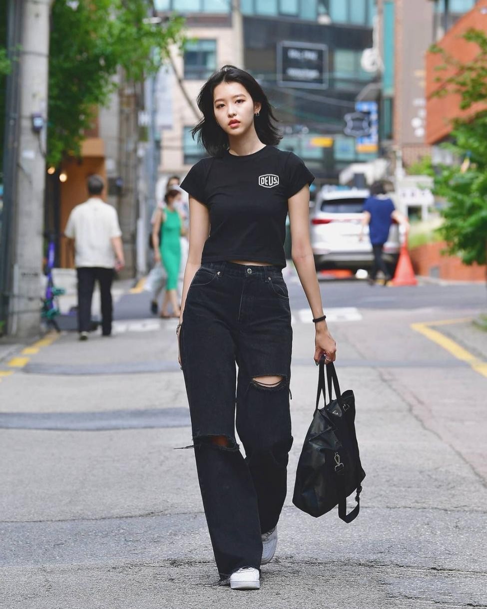 被韩国路人街拍冷艳到了,没有号衣和高跟鞋,根底款也能玩转时兴