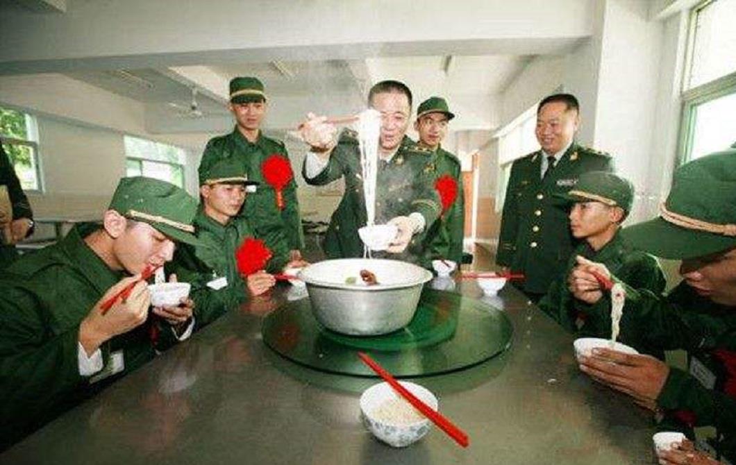 在中国，入伍的新兵第一顿吃的是啥？退伍前最后一顿又吃的啥？