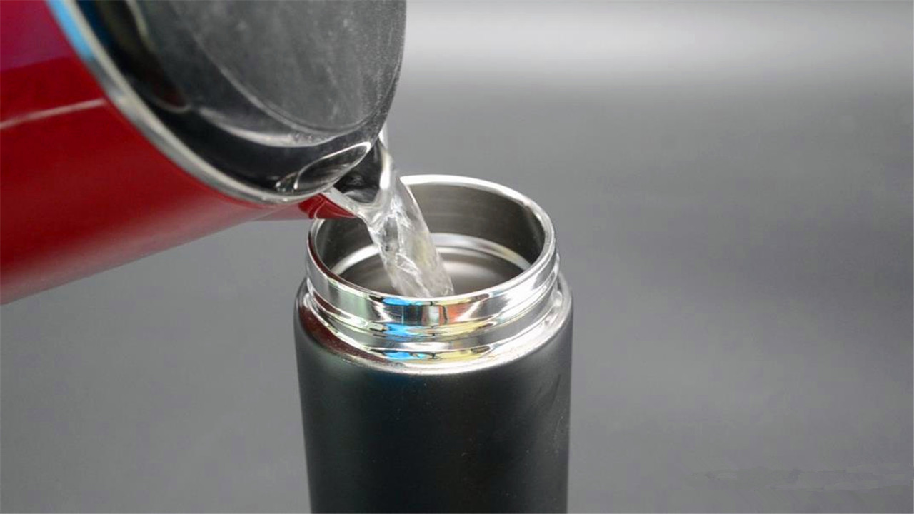 “夺命保温杯”遭央视曝光，热水进“毒水”出，很多家长还在购买