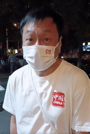 TVB视帝黎耀祥晒近况,早晨街边低调列队用饭,桌上满是肉显英气