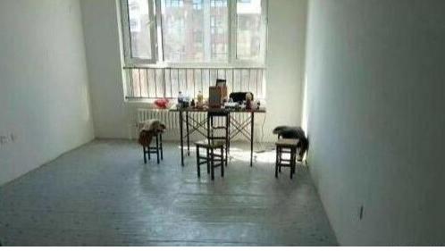 小两口裸婚几年终于买房却没钱装修，为省租金直接住毛胚物屋！