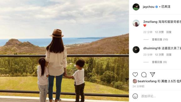 周杰伦|周杰伦晒妻儿牵手背影，被赞“吉祥三宝”，弟弟身高直逼姐姐