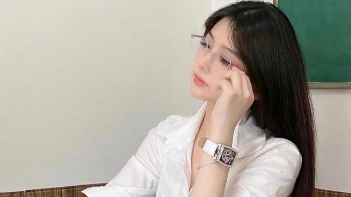 田间诗 铅华洗尽，白衬衣搭配包臀裙的装扮依旧惹人！