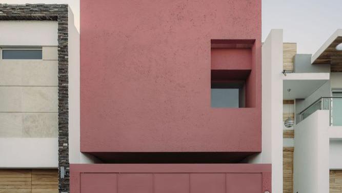 狭长型红色三层住宅：朴素简单的色调下，由天井引入阳光