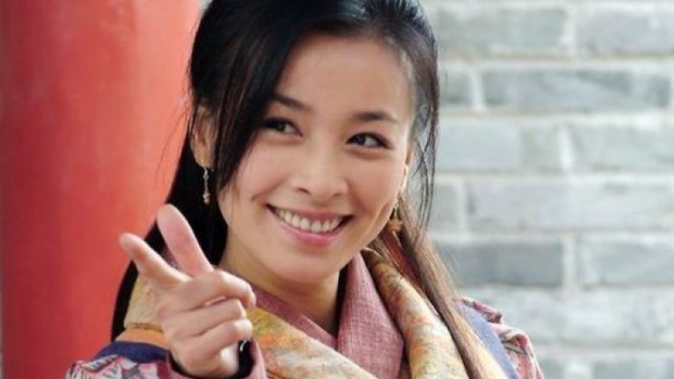 齐刘海|张庭51岁剪掉十年长发，留齐刘海年轻十岁，发型选好美貌提升