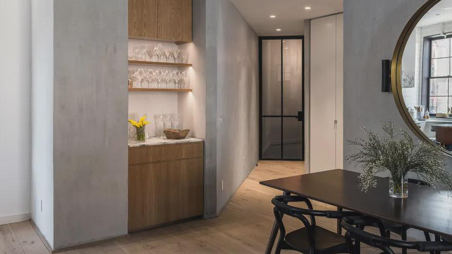 朋友180平复式楼梯下方直接改书房，水泥墙更显个性，越看越喜欢