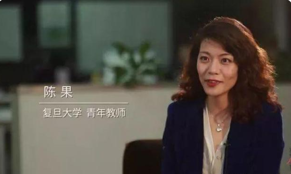 把"耄耋"错读成"耄至,网红美女教授一句错词,引来网友质疑