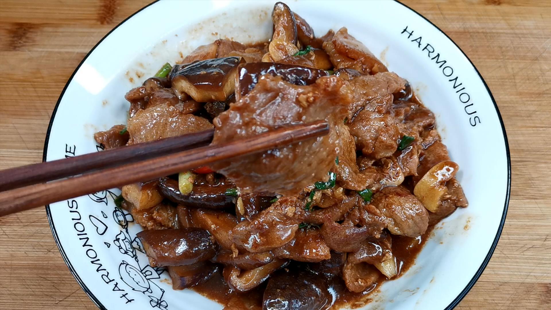 香菇|香菇肉片这样做，香菇肥美鲜香，肉片嫩滑不柴，营养丰富，超下饭