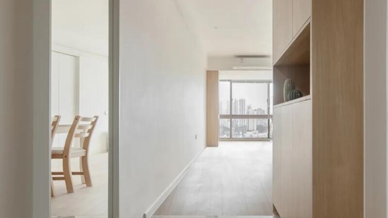 往往最简单最省钱的装修，效果都很耐看，看她家，一进门就很治愈