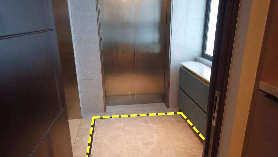 这就是一梯一户的好处，每家都是独立电梯间，玄关放在这没人反对