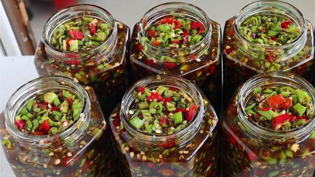 辣椒|腌辣椒的季节到了，一次买10斤腌制起来，做法简单，吃一年不怕坏