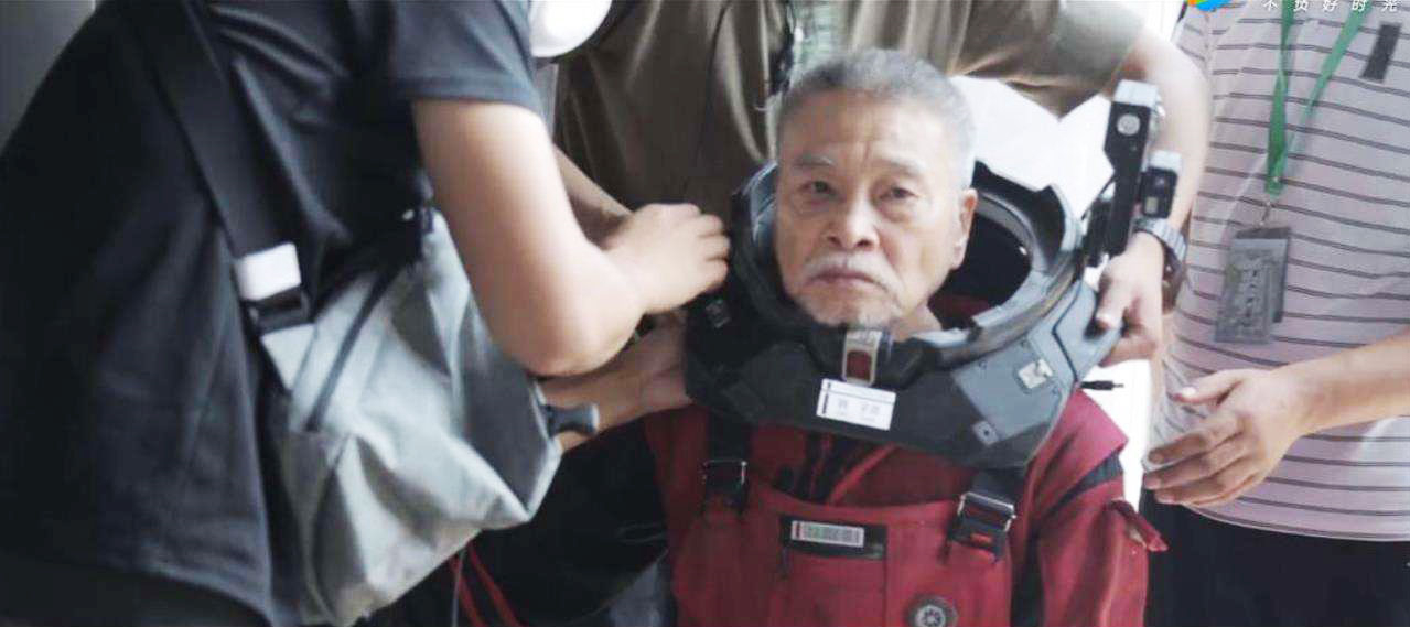 以前去剧组的时候，偷拍了他一张