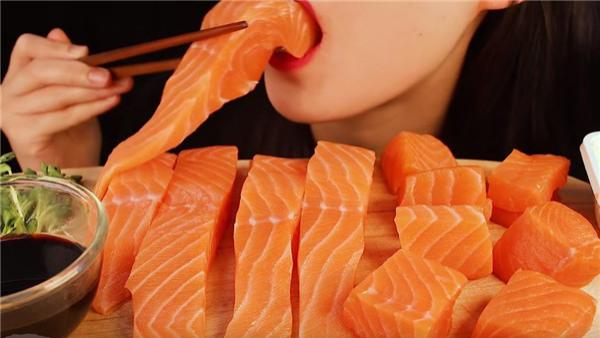 三明治|凭什么三文鱼一定要吃生刺身，煮熟了吃它不香吗？