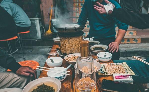 鸡蛋|早酒文化太疯狂，凌晨3点就开喝，有人早酒吃火锅，有人吃大肠汤