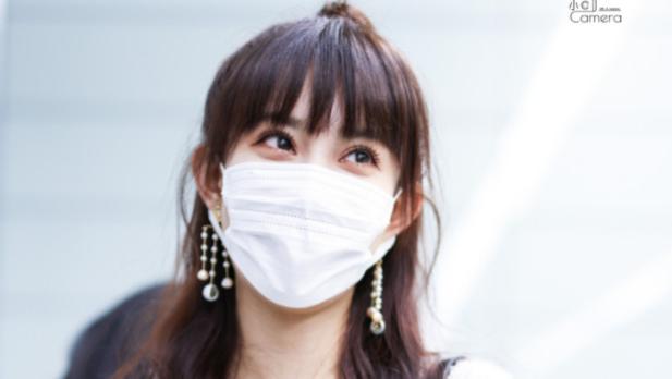 穿衣搭配 孟子义换了发型气质都变了，齐刘海配短上衣，机场上演T台秀