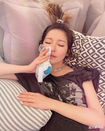 萧亚轩脸伤近况暴光!PO冰敷照「tag在加拿大的黄皓」 网猜疑提问