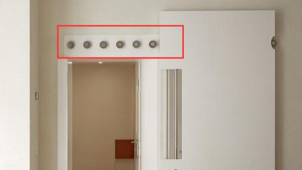 移门出新装法，告别藏灰的轨道，用圆轮代替省事又能提升空间美感