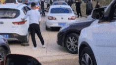 书尽心生|搞笑GIF：奶奶一把年纪了，身子骨还这么硬朗。