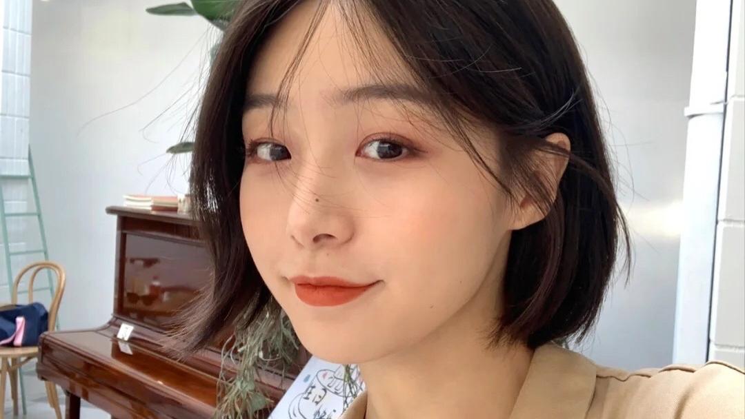 丰满|女生秋天涂口红时，要记住这3个习惯，好看显白又气质