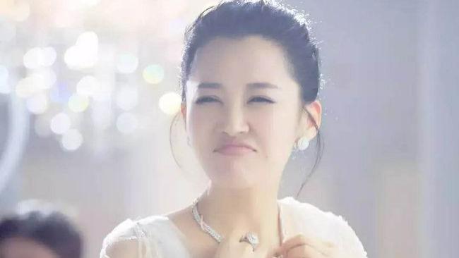 许晴 瘦身后的胖丫晒照模仿许晴，自夸一模一样，网友评论“一边倒”