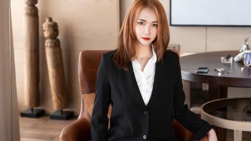 毕加华剪影|时尚美女：黑丝袜包臀裙黑色紧身西服美女如此惊艳