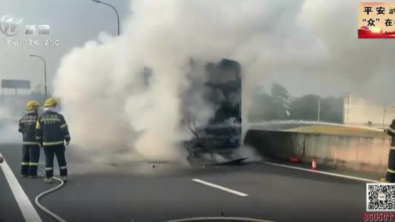 浓烟滚滚！常州一辆大巴车突然发生自燃，幸无乘客伤亡